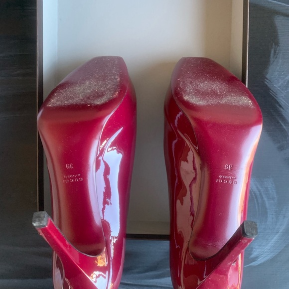 Luxury GUCCI : Scarlett red color pumps, square shape in the front area - Picture 7 of 12
